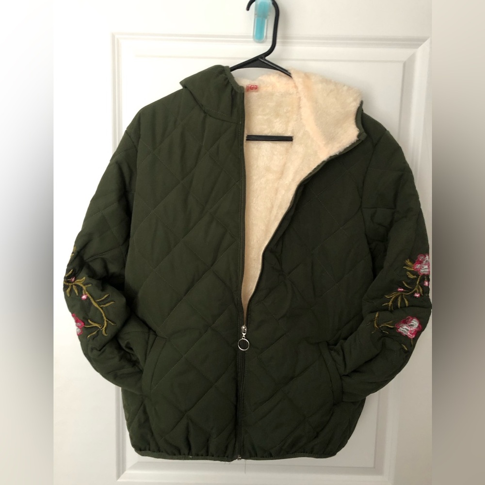 Coat, women XL, green with embroidery on sleeves, new, newer worn.